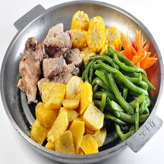 D9. Ð¡Ð²Ð¸Ð½Ñ‹Ðµ Ñ€ÐµÐ±Ñ€Ð° Ñ Ð¾Ð²Ð¾Ñ‰Ð°Ð¼Ð¸ Ð½Ð° ÑÐºÐ¾Ð²Ð¾Ñ€Ð¾Ð´ÐºÐµ<br>é“æ¿ä¸€é”…å‡º